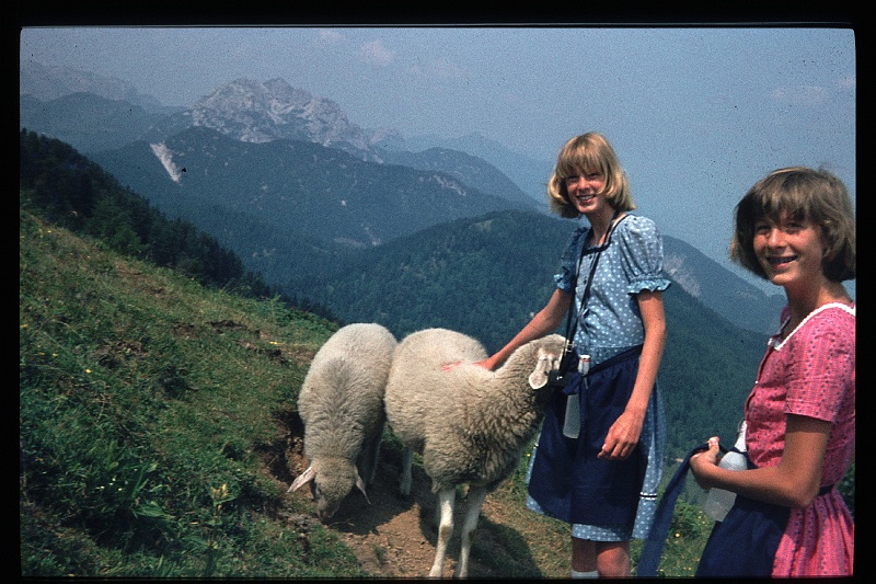 14.Drielandenpunt jun 1976 Brigitte,Marion.JPG
